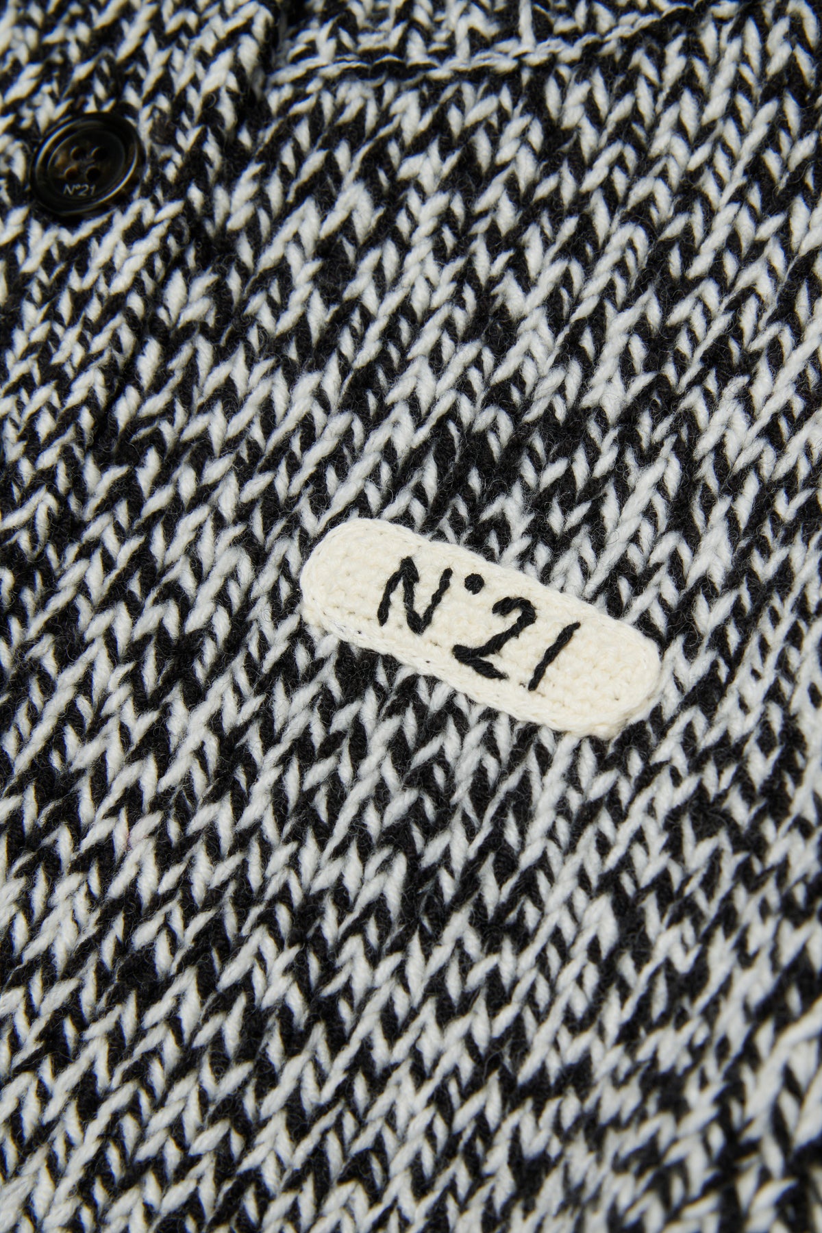 HALF BUTTONED FUNNEL NECK SPECKLED SWEATER - BLACK - N. 21