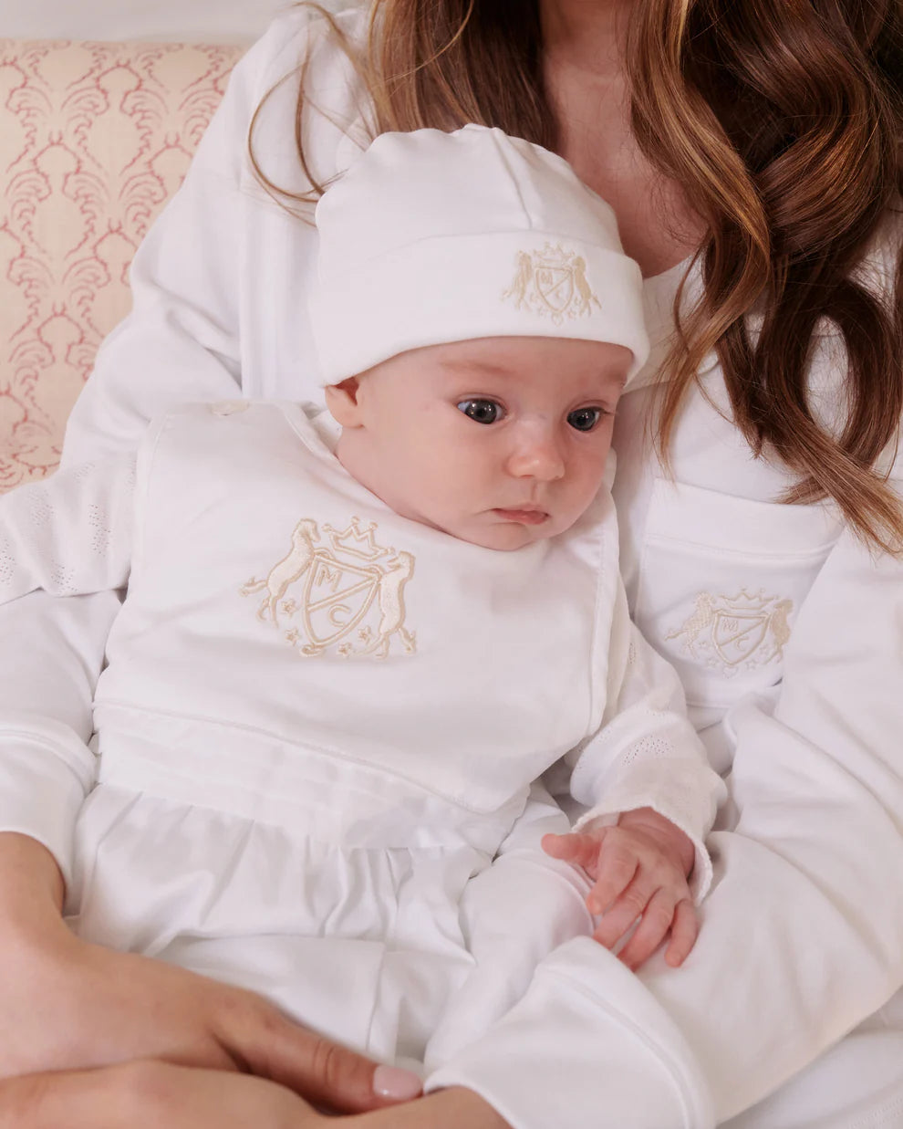 MC-603-AW24 Conjunto de gorro y manoplas con escudo de MARIE-CHANTAL