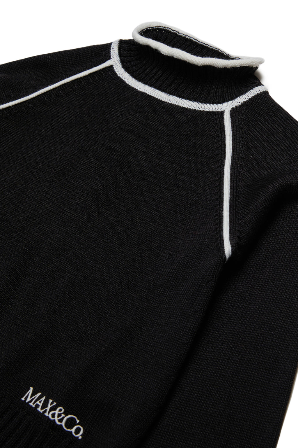 RIBBED TURTLENECK WITH CONTRAST STITCHING