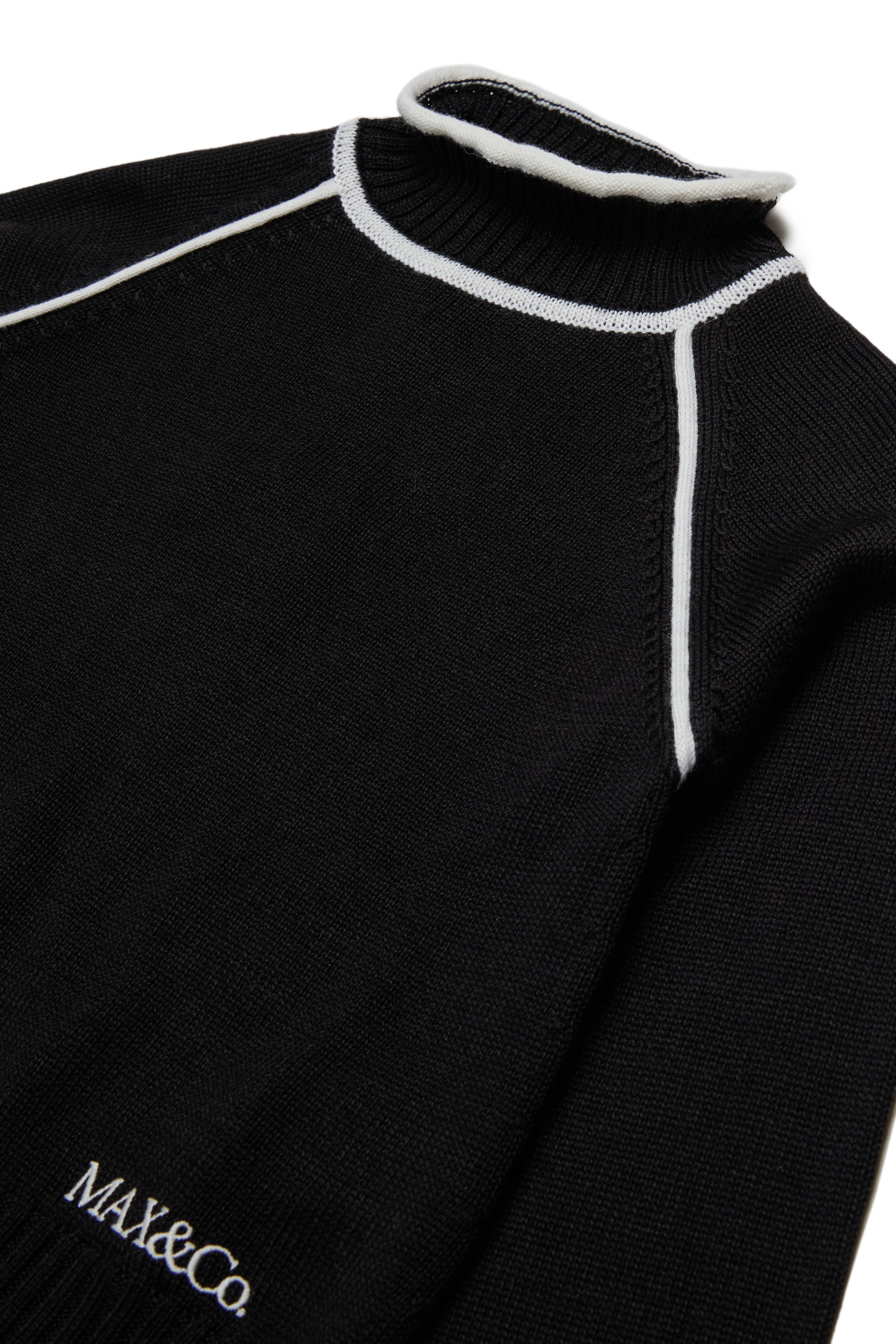 RIBBED TURTLENECK WITH CONTRAST STITCHING