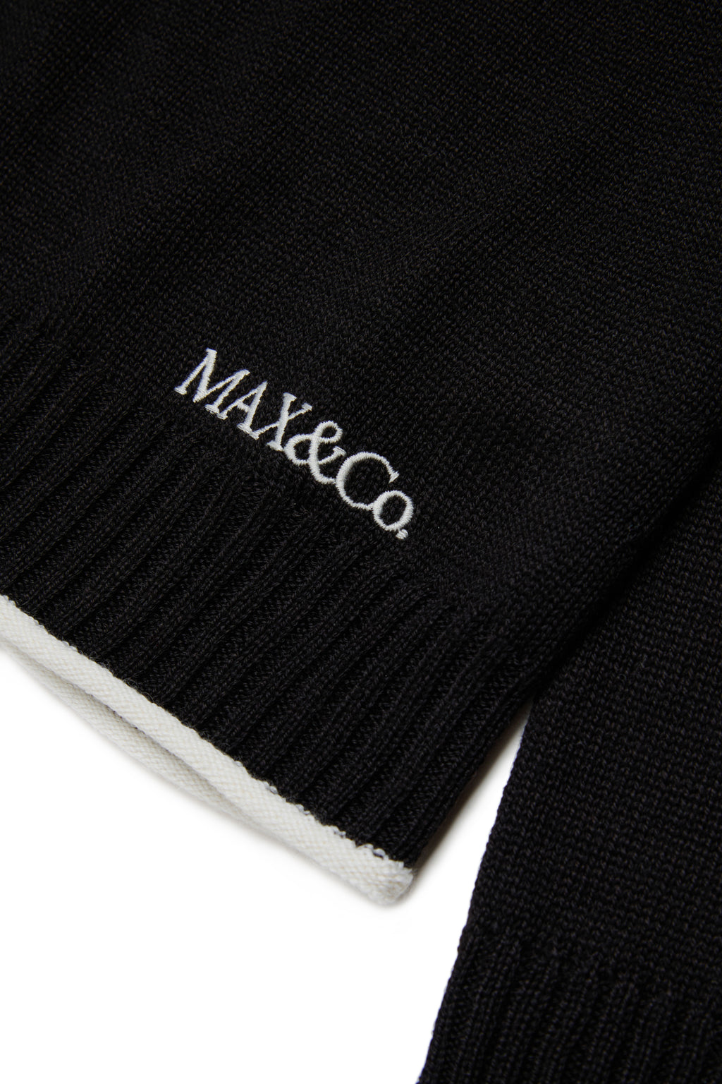RIBBED TURTLENECK WITH CONTRAST STITCHING