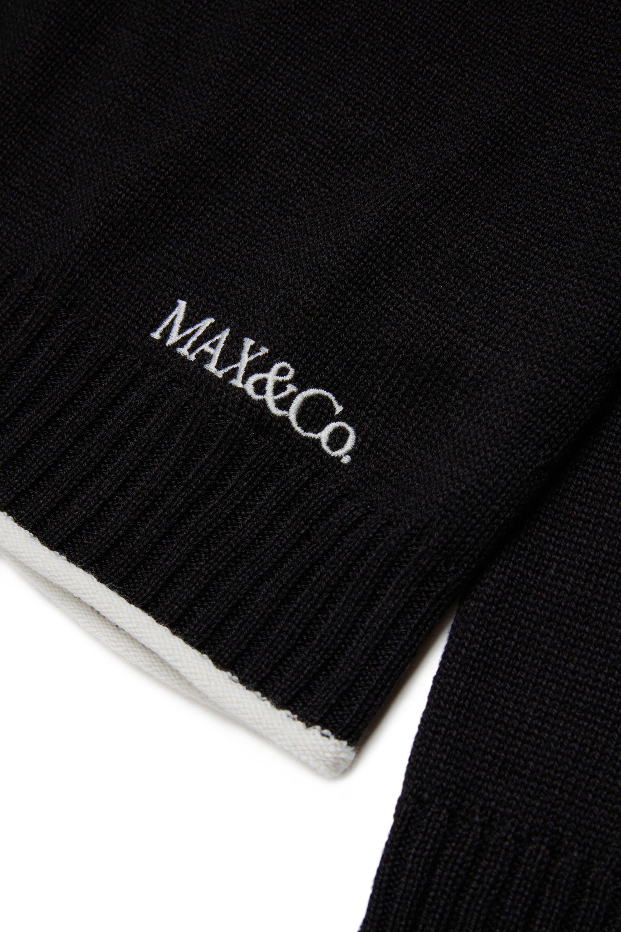 RIBBED TURTLENECK WITH CONTRAST STITCHING