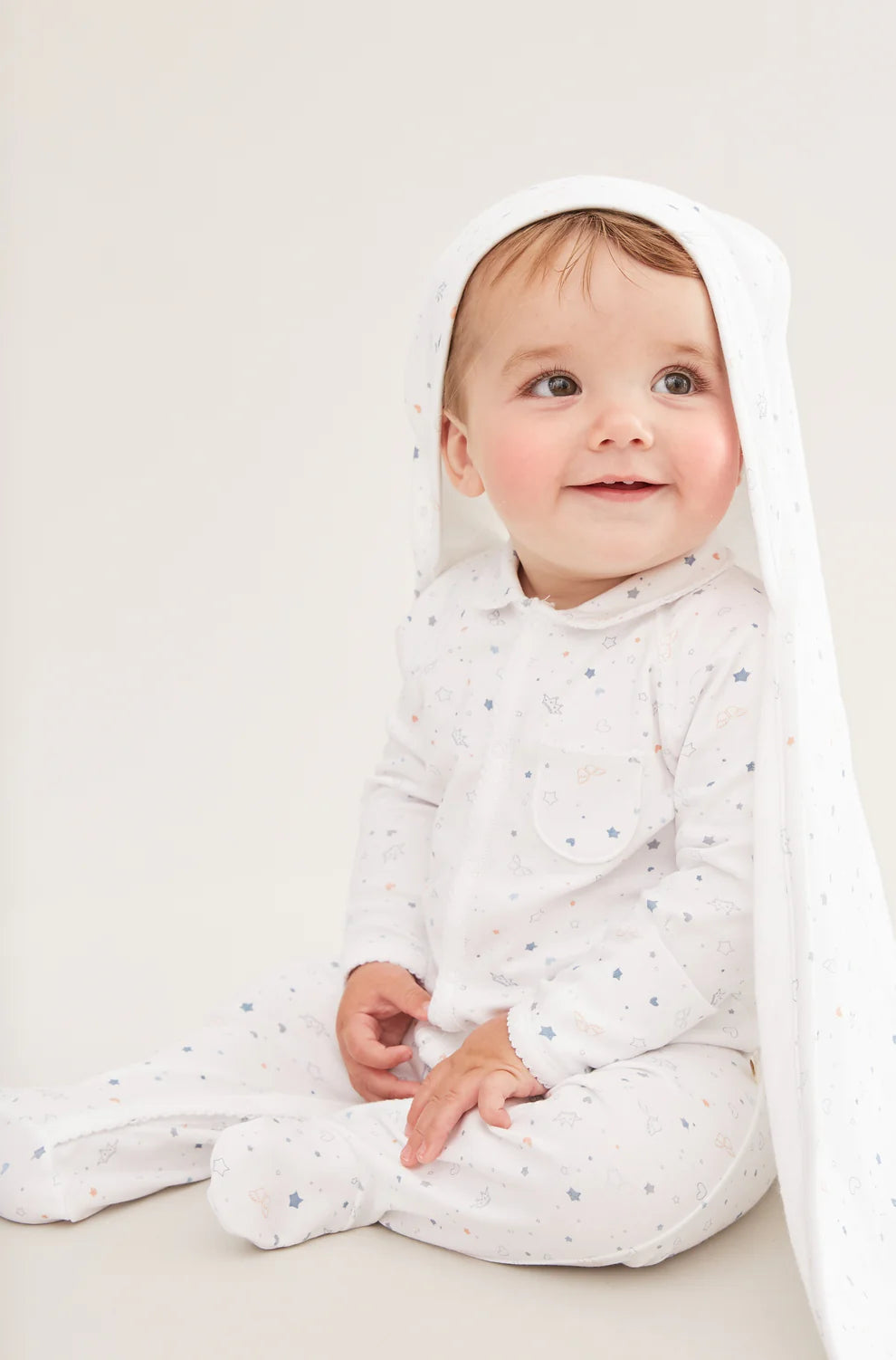 MC-105-CO24 PIJAMA CON ESTAMPADO DE ESTRELLAS Y CORONAS MARIE-CHANTAL