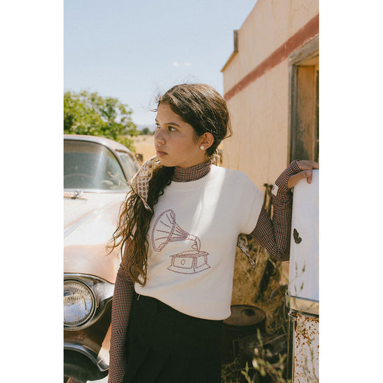 At2526 ivory sleeveless vest with stitching and horn graphic