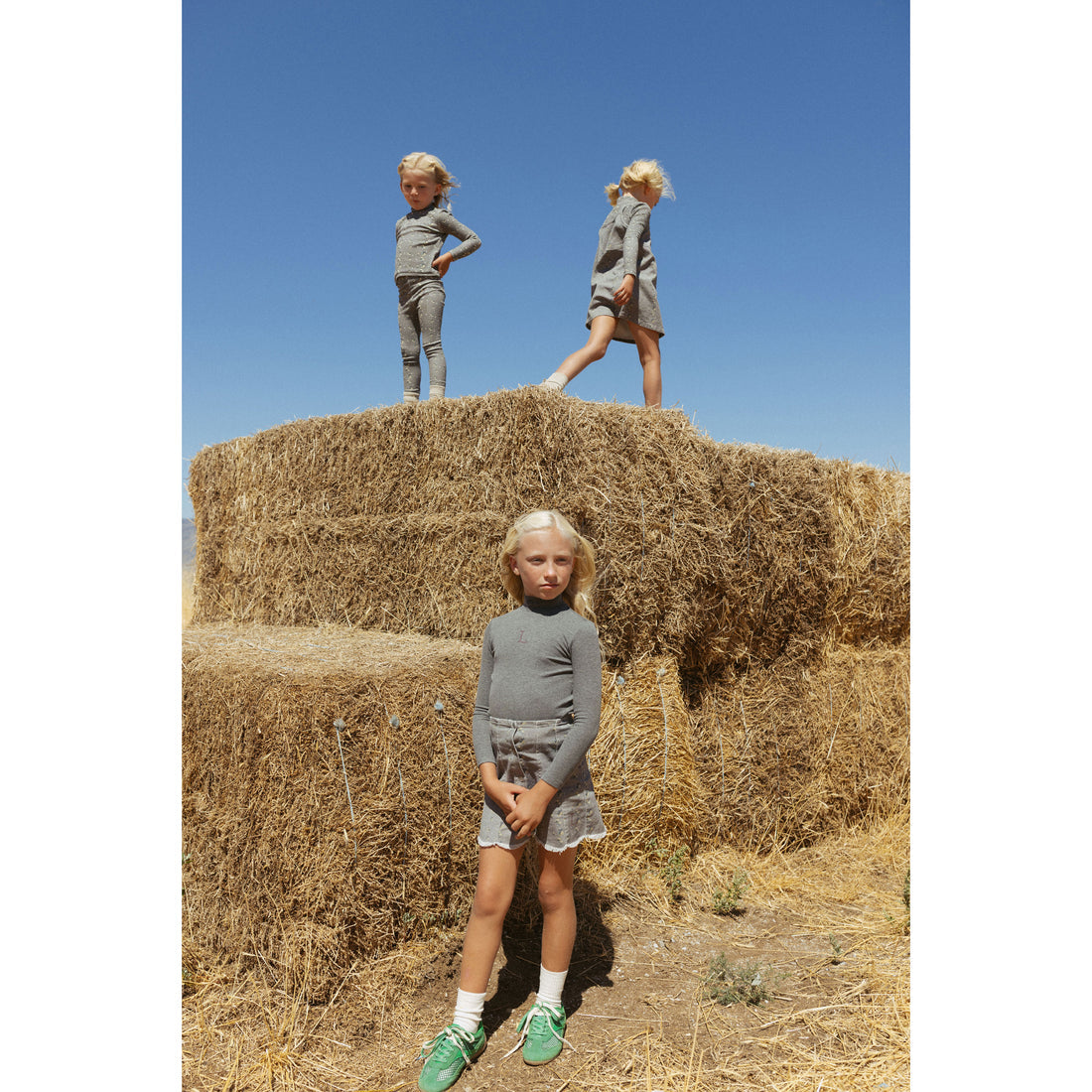 Lbl209a Jersey de cuello alto color gris liso.