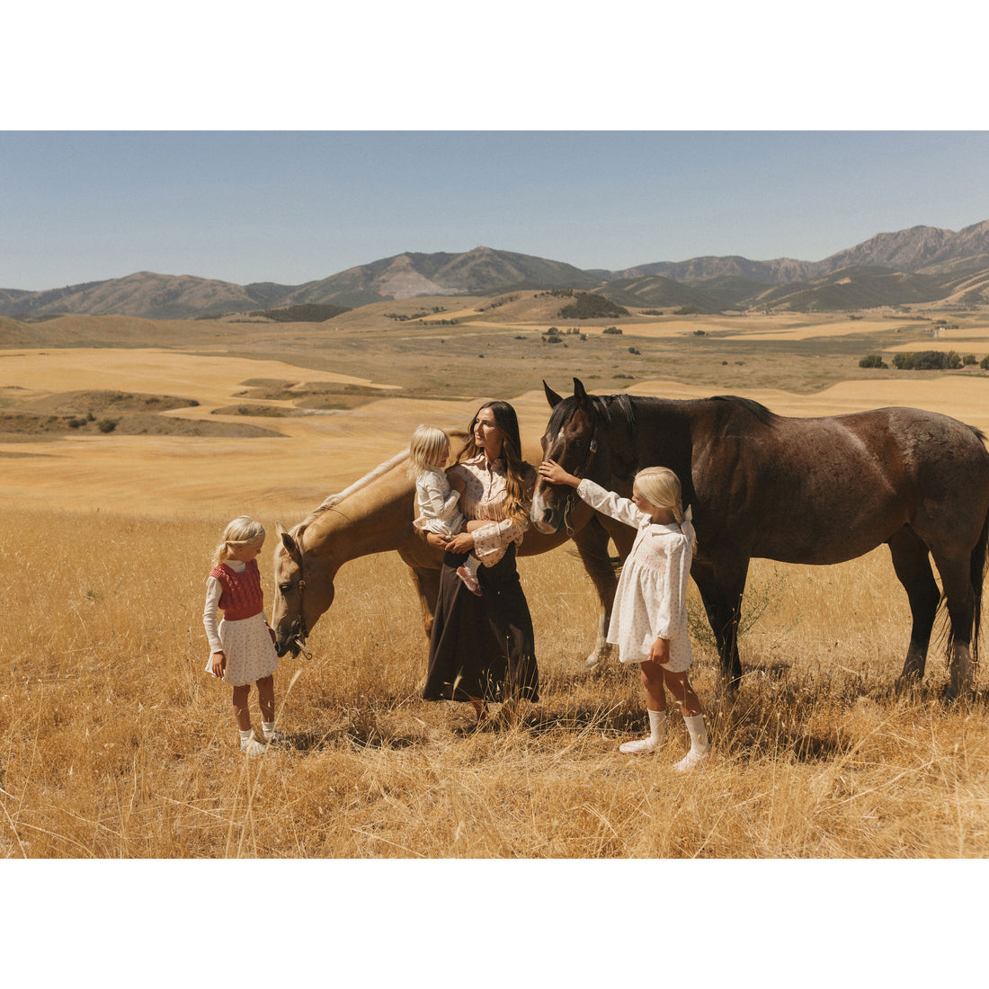 LBL52 Vestido Ladida Blanco con Estampado Floral y Fruncido en el Pecho